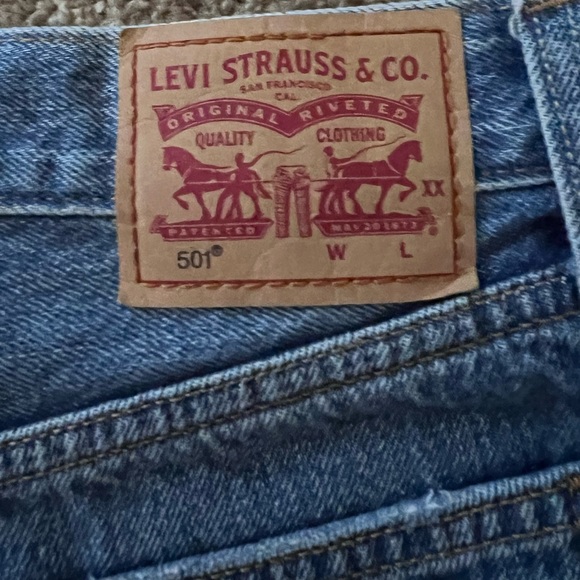 Levi's 501® Original mid shorts with raw hem in mid wash. Size W29/8 - Picture 3 of 4